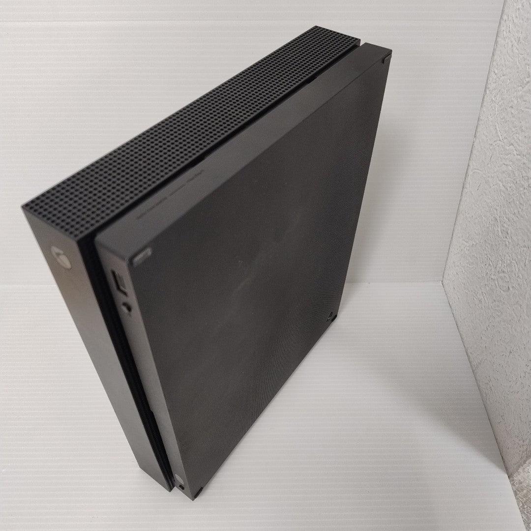 CONSOLA DE VIDEOJUEGO MICROSOFT XBOX ONE X 1 TB (SEMINUEVO)