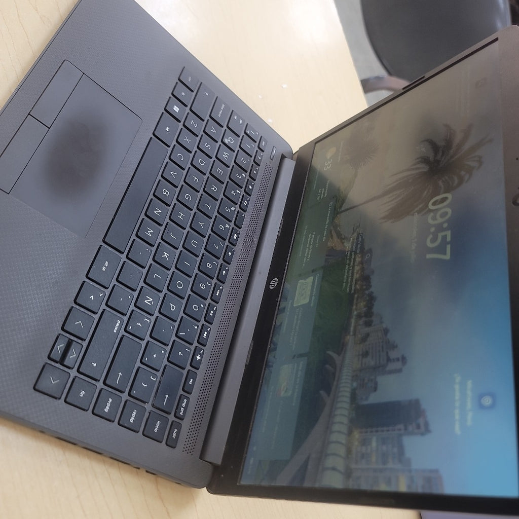 LAPTOP HP 245 G9 (2024) 256 GB SSD 8 GB RAM (SEMINUEVO)