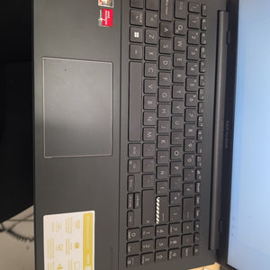 LAPTOP ASUS VIVOBOOK GO 15 E1504FA-NJ1561W (2025) 1 TB SSD 8 GB RAM (SEMINUEVO)