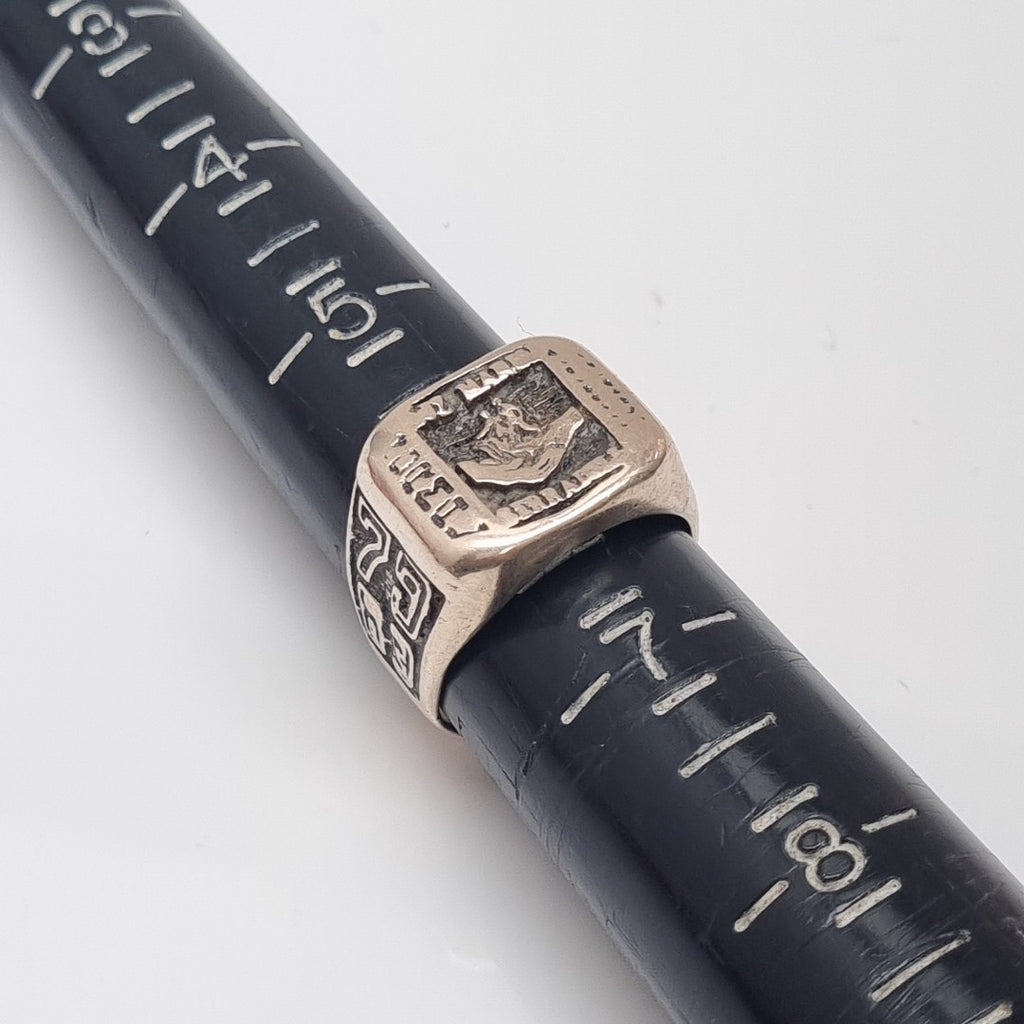 ANILLO DE GRADUACIÓN ORO 8 K 11.8 GRMS (SEMINUEVO)