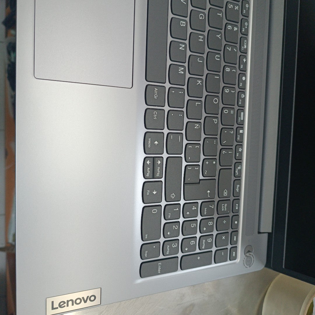 LAPTOP LENOVO IDEAPAD SLIM 3 15IRU8 (2025) 512 GB SSD 8 GB RAM (SEMINUEVO)
