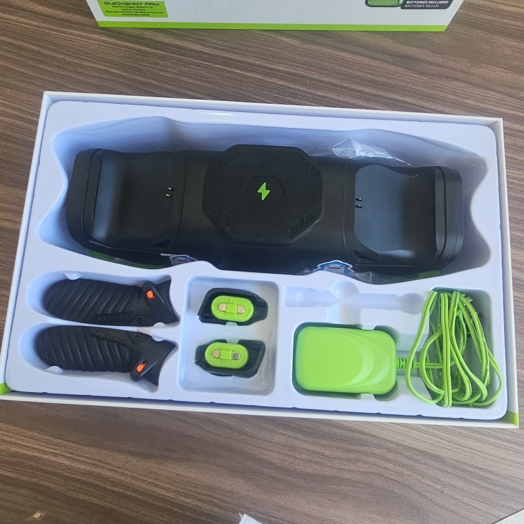 ACCESORIOS PARA CONSOLAS DE VIDEOJUEGO BIONIK XBOX SERIES BASE DE CARGA 2 BATERIAS RECARGABLES (SEMINUEVO)