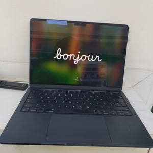 LAPTOP APPLE MACBOOK AIR 13" 2022 3.49 A2681 (8 CPU/8 GPU) 256 GB SSD 8 GB RAM (SEMINUEVO)