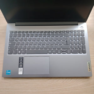 LAPTOP LENOVO IDEAPAD SLIM 3 15IRU8 (2025) 512 GB SSD 8 GB RAM (SEMINUEVO)