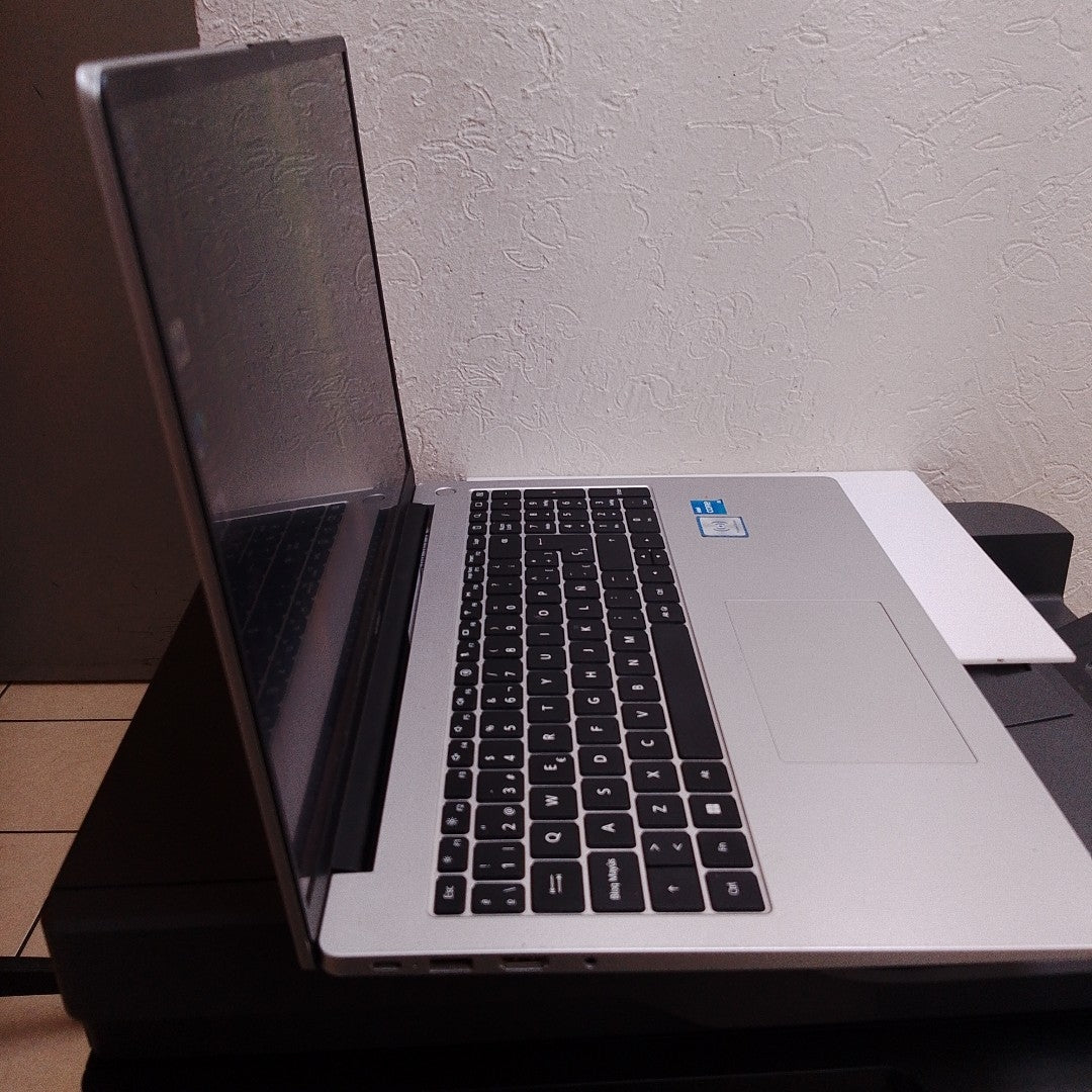 LAPTOP HUAWEI MATEBOOK D16 MCLF-X (2024) 1 TB SSD 16 GB RAM (SEMINUEVO)