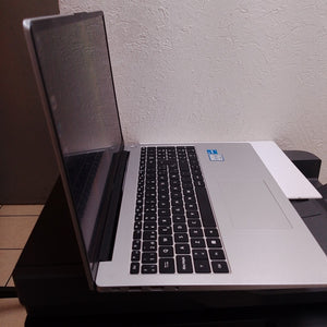 LAPTOP HUAWEI MATEBOOK D16 MCLF-X (2024) 1 TB SSD 16 GB RAM (SEMINUEVO)