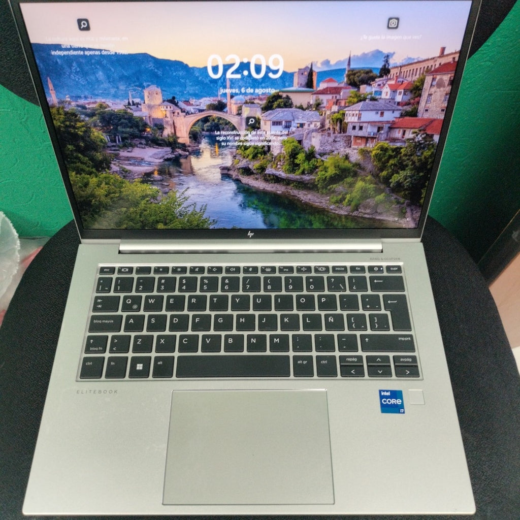LAPTOP HP ELITEBOOK 840 G10 (2024) 256 GB SSD 16 GB RAM (SEMINUEVO)