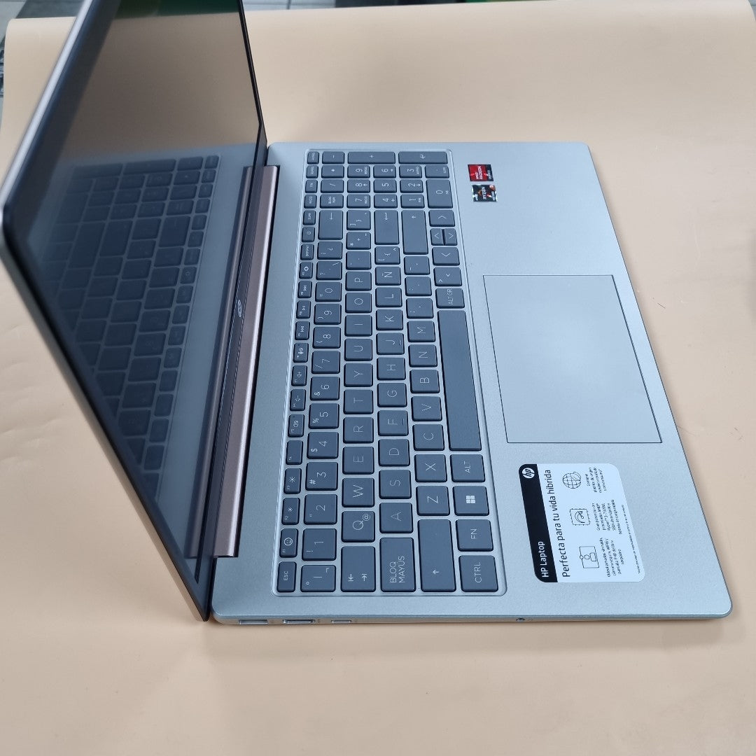 LAPTOP HP 15-FC0068LA (2024) 512 GB SSD 8 GB RAM (SEMINUEVO)