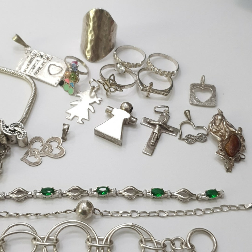 ANILLITO, ANILLO, ARETES PAR, CADENA, CRUCIFIJO, CRUZ, DIJE, PULSERA PLATA 186.1 GRMS (SEMINUEVO)