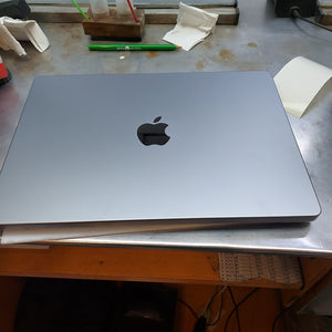 LAPTOP APPLE MACBOOK PRO 14" 2021 3.2 A2442 (8 CPU/14 GPU) 512 GB SSD 16 GB RAM (SEMINUEVO)
