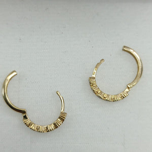 ARETES HUGGIES C CIRCONIAS 14K 2 GR (NUEVO)