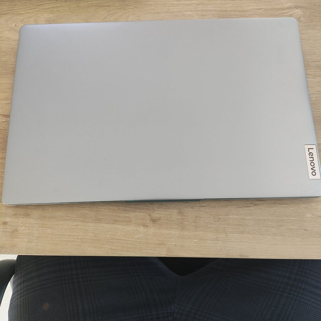 LAPTOP LENOVO IDEAPAD SLIM 3 15IRU8 (2025) 512 GB SSD 8 GB RAM (SEMINUEVO)
