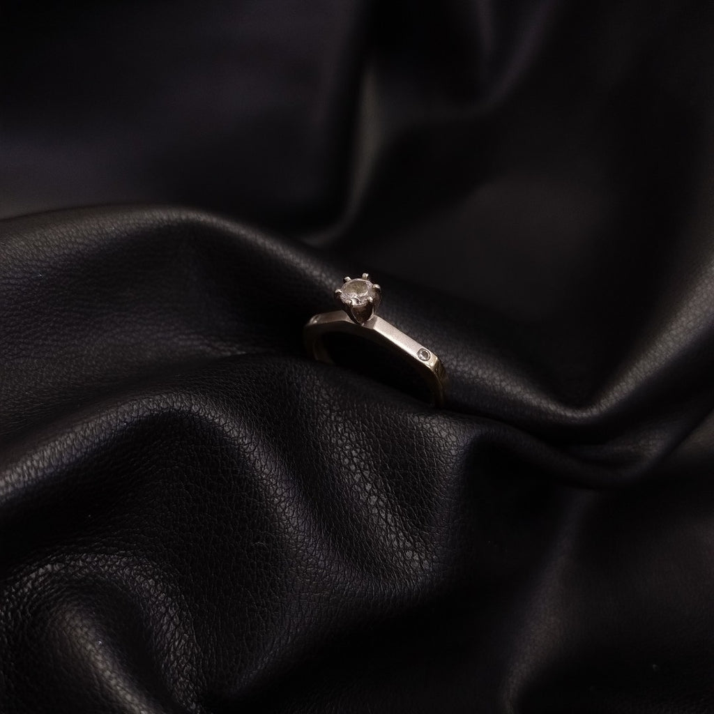 SOLITARIO ORO BLANCO 14 K 2.9 GRMS (SEMINUEVO)