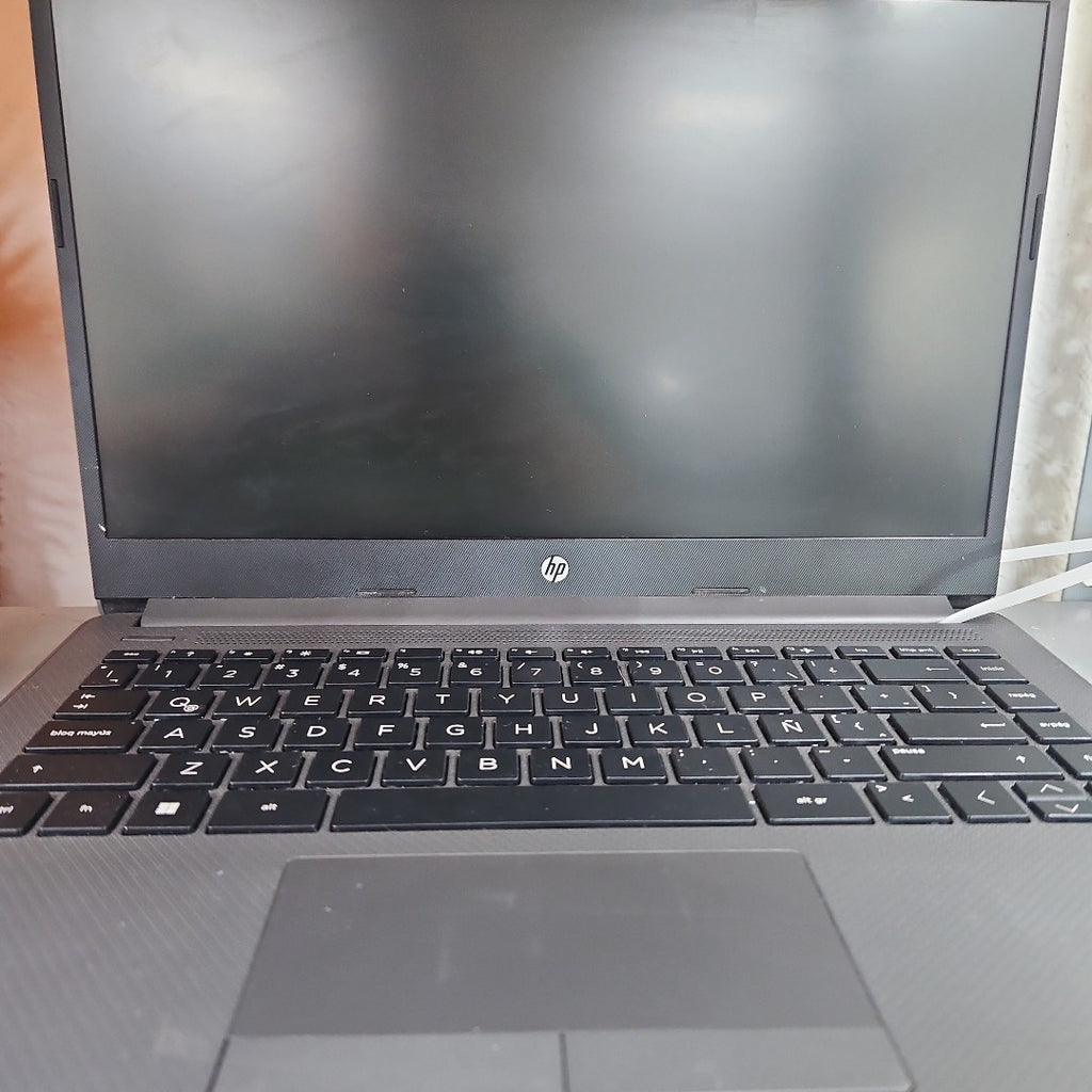 LAPTOP HP 240 G8 (2023) 512 GB SSD 8 GB RAM (SEMINUEVO)