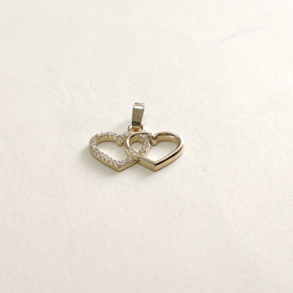 DIJE TEJIDO DOS CORAZONES CON CIRCONIAS 14K 1.4 GR (NUEVO)