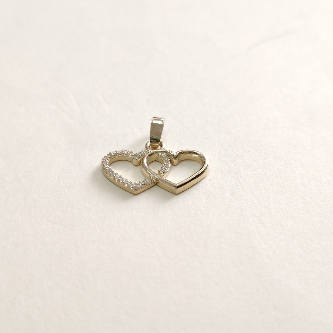 DIJE TEJIDO DOS CORAZONES CON CIRCONIAS 14K 1.4 GR (NUEVO)