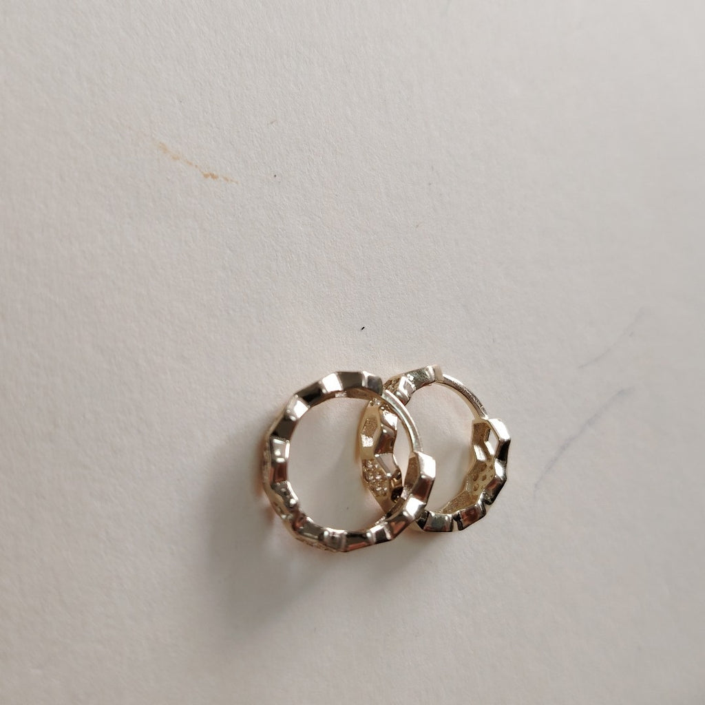 ARETES HUGGIES HEXAGONALES C CIRCONIAS 14K 2.5 GR (NUEVO)