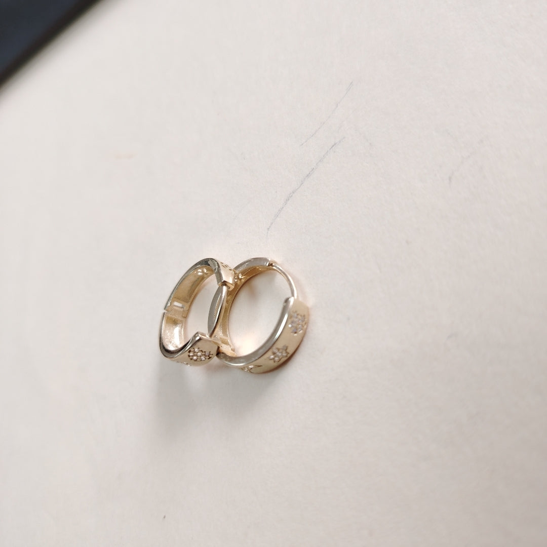 ARETES TEJIDO HUGGIES CON CIRCONIAS 14K 3 GR (NUEVO)