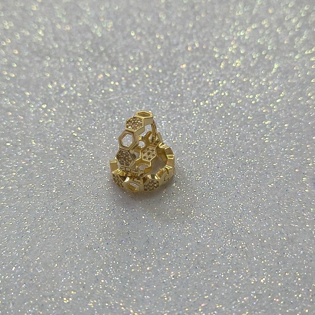ARETES HUGGIES HEXAGONALES C CIRCONIAS 14K 2.7 GR (NUEVO)