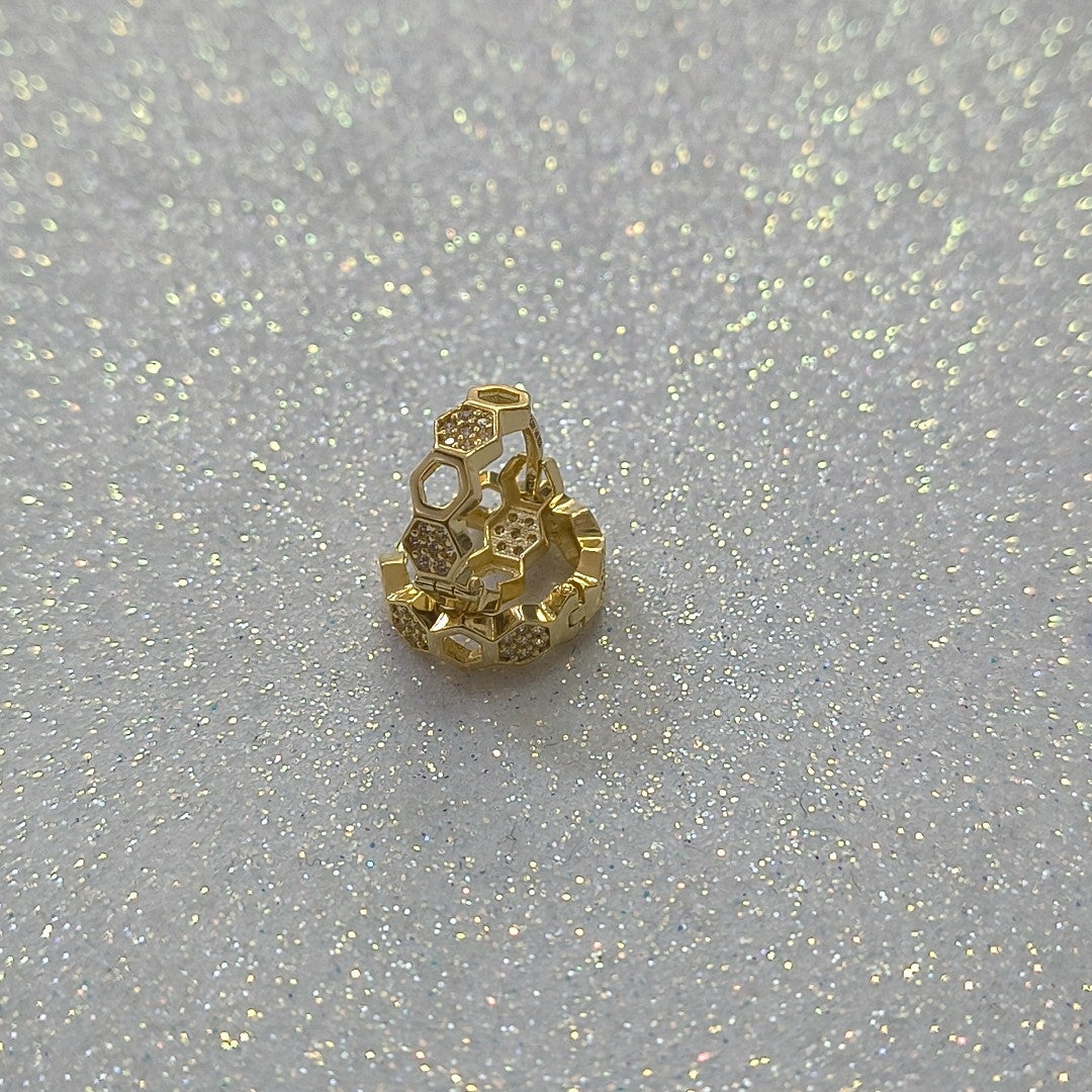 ARETES HUGGIES HEXAGONALES C CIRCONIAS 14K 2.7 GR (NUEVO)