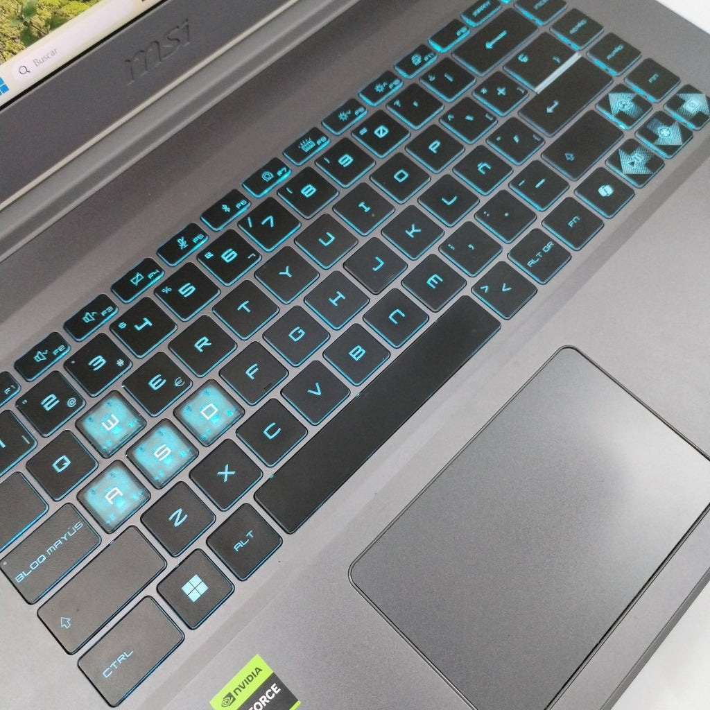 LAPTOP MSI THIN 15 B13VE-3028MX (2025) 512 GB SSD 16 GB RAM (SEMINUEVO)