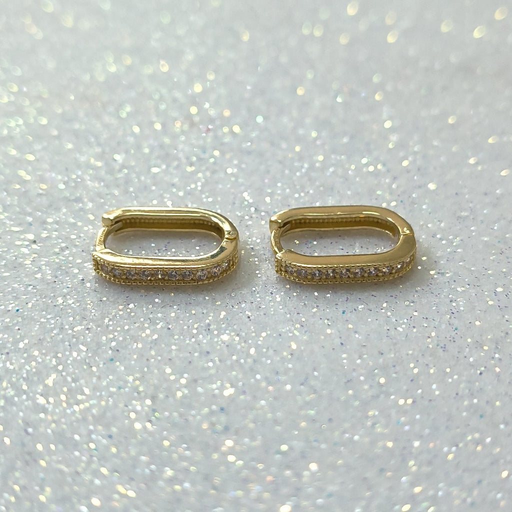 ARETES HUGGIES OVALADA C CIRCONIAS 14K 2.4 GR (NUEVO)