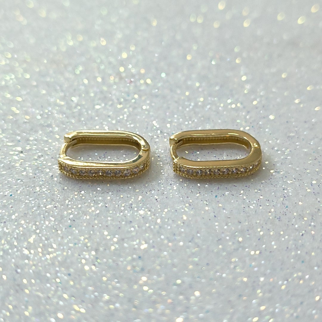 ARETES HUGGIES OVALADA C CIRCONIAS 14K 2.4 GR (NUEVO)