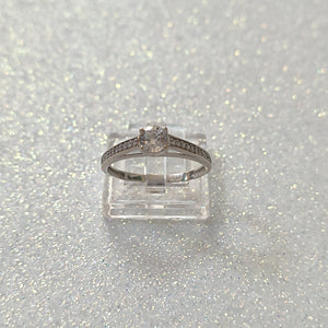 SOLITARIO ORO, ORO BLANCO 14 K 1.9 GRMS (SEMINUEVO)