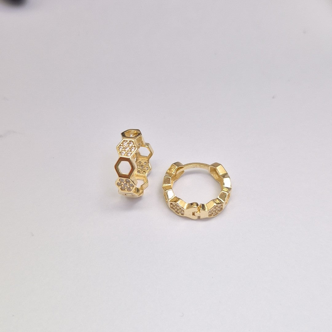 ARETES HUGGIES HEXAGONALES C CIRCONIAS 14K 2.7 GR (NUEVO)
