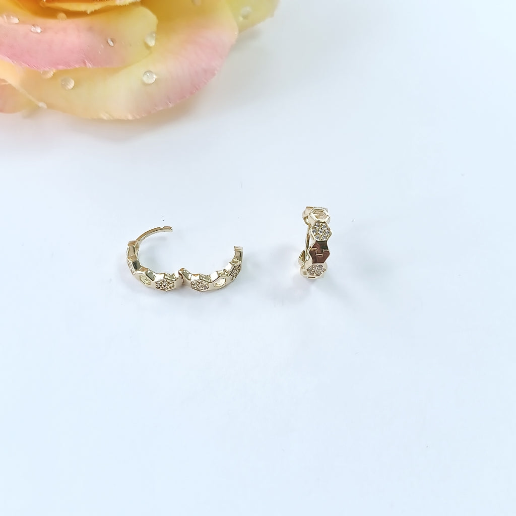 ARETES HUGGIES HEXAGONALES C CIRCONIAS 14K 2.6 GR (NUEVO)