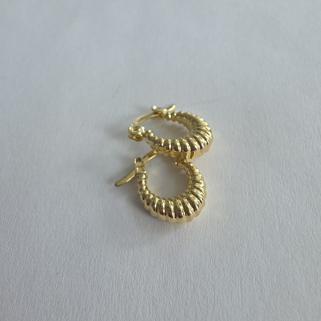 ARETES ARRACADA ESTRIADAS 14K 1.1 GR (NUEVO)