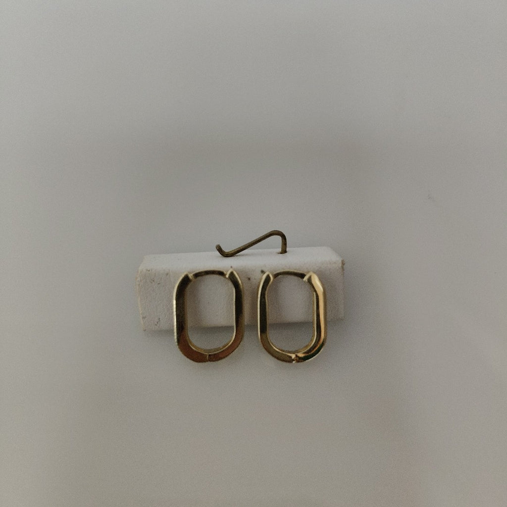 ARETES HUGGIES OVALADA C CIRCONIAS 14K 2.4 GR (NUEVO)