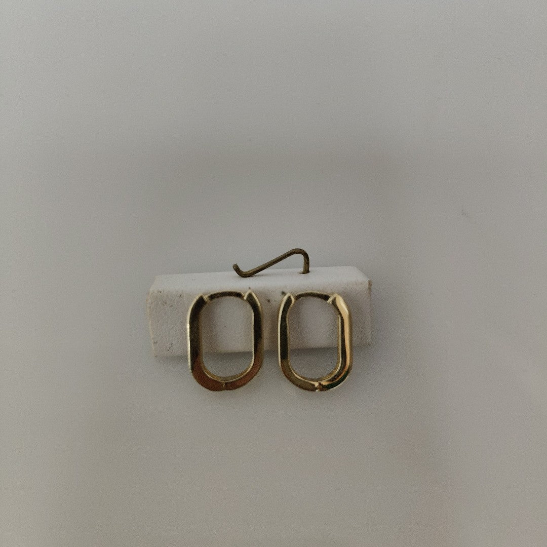 ARETES HUGGIES OVALADA C CIRCONIAS 14K 2.4 GR (NUEVO)