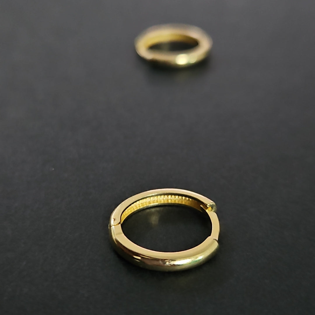 ARETES HUGGIES LISAS 14K 1.6 GR (NUEVO)