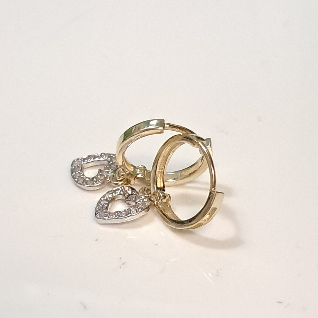 ARETES HUGGIES CON DIJE CORAZON Y CIRCONIAS 14K 2.2 GR (NUEVO)