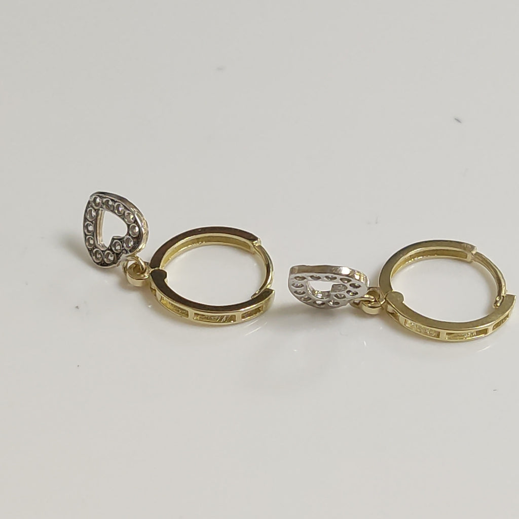 ARETES HUGGIES CON DIJE CORAZON Y CIRCONIAS 14K 2 GR (NUEVO)