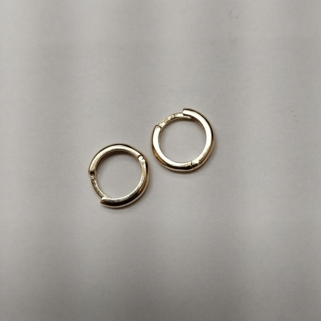 ARETES HUGGIES LISAS 14K 1.4 GR (NUEVO)