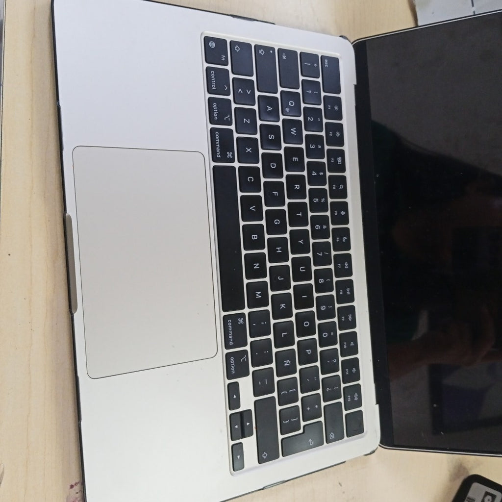 LAPTOP APPLE MACBOOK AIR 13" 2024 4.05 A3113 (8 CPU/ 8 GPU) 512 GB SSD 8 GB RAM (SEMINUEVO)
