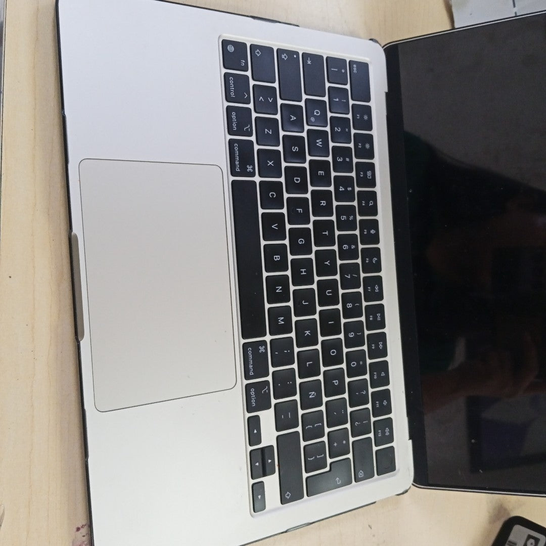 LAPTOP APPLE MACBOOK AIR 13" 2024 4.05 A3113 (8 CPU/ 8 GPU) 512 GB SSD 8 GB RAM (SEMINUEVO)