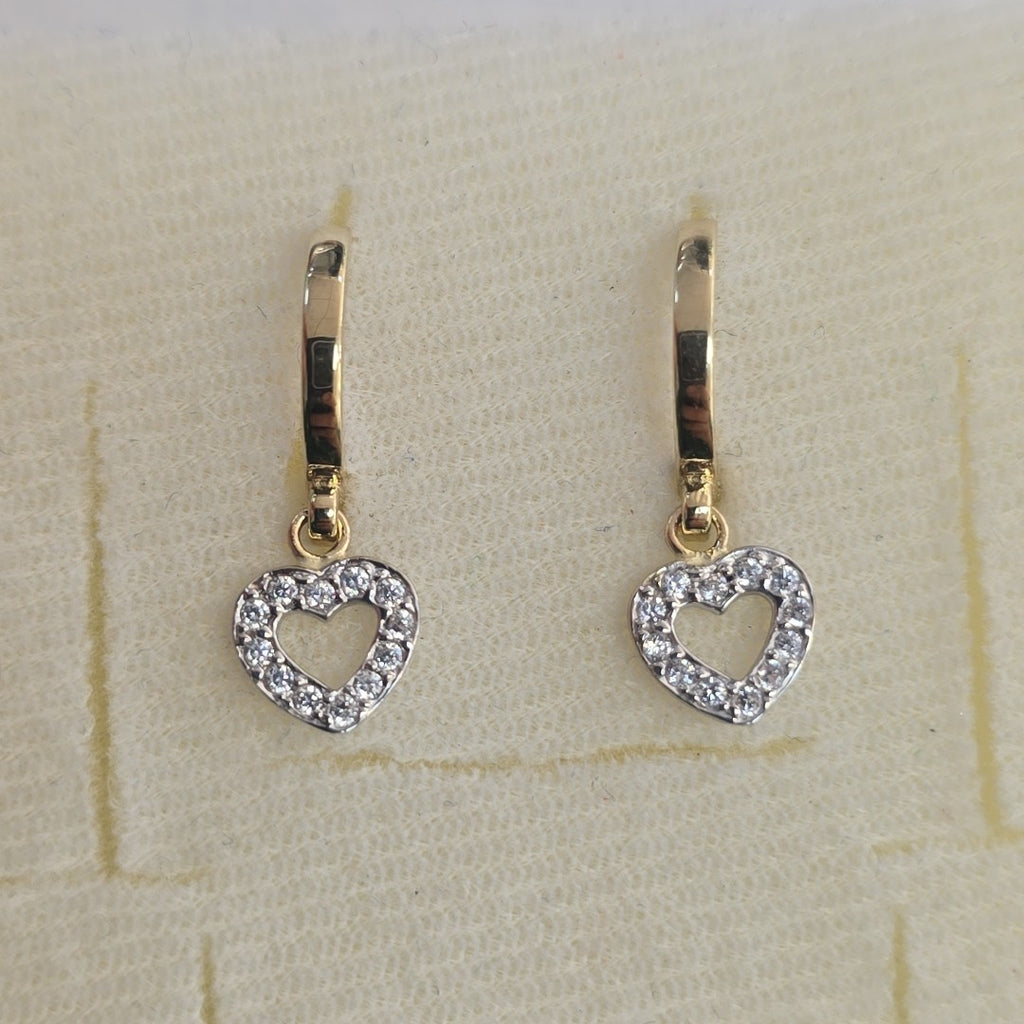 ARETES HUGGIES CON DIJE CORAZON Y CIRCONIAS 14K 2 GR (NUEVO)