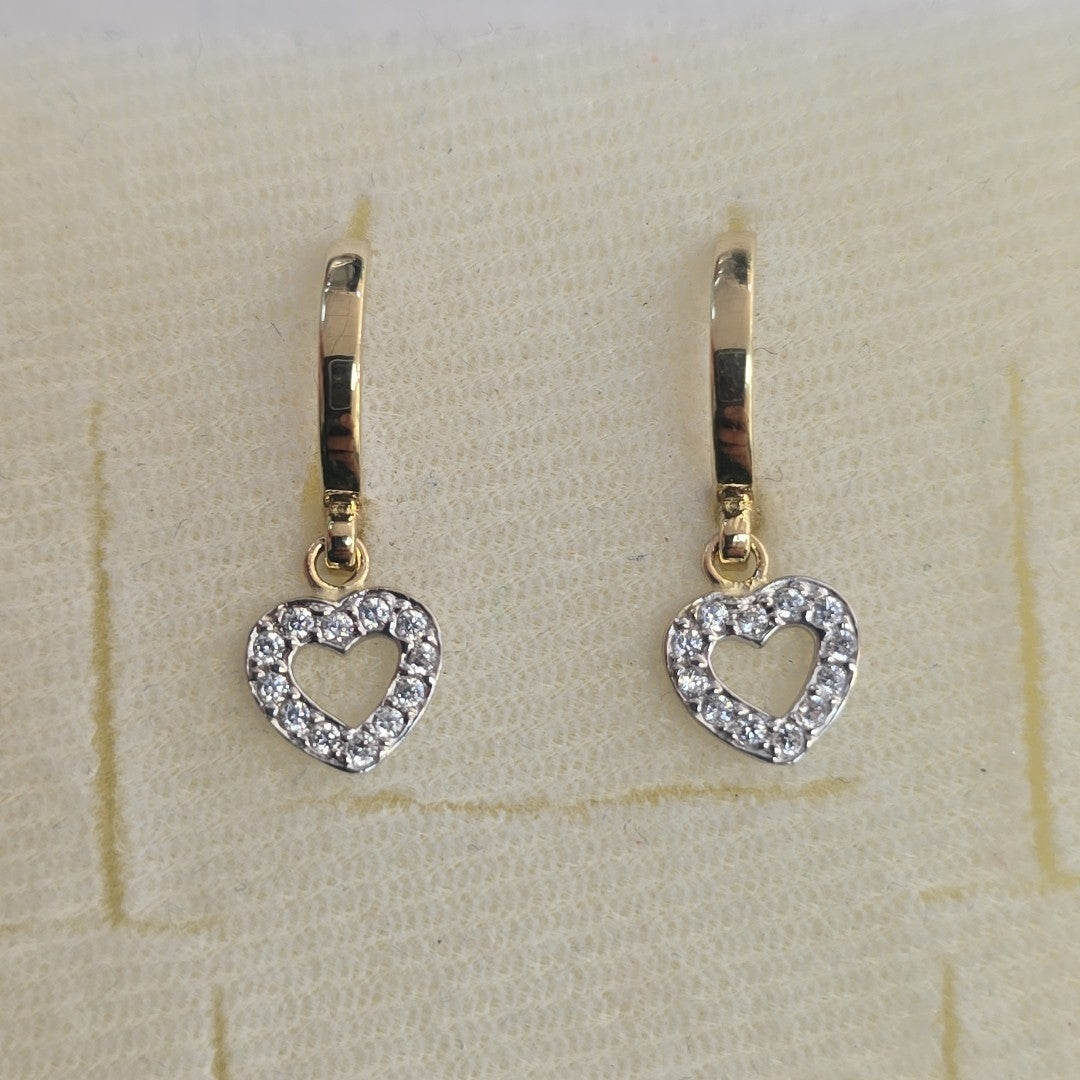 ARETES HUGGIES CON DIJE CORAZON Y CIRCONIAS 14K 2 GR (NUEVO)