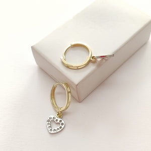 ARETES HUGGIES CON DIJE CORAZON Y CIRCONIAS 14K 2.2 GR (NUEVO)