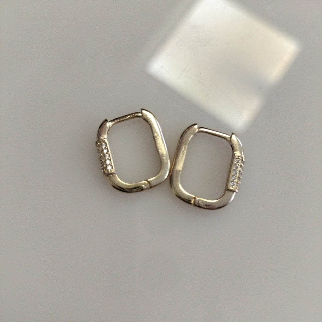 ARETES HUGGIES OVALADA C CIRCONIAS 14K 2.4 GR (NUEVO)