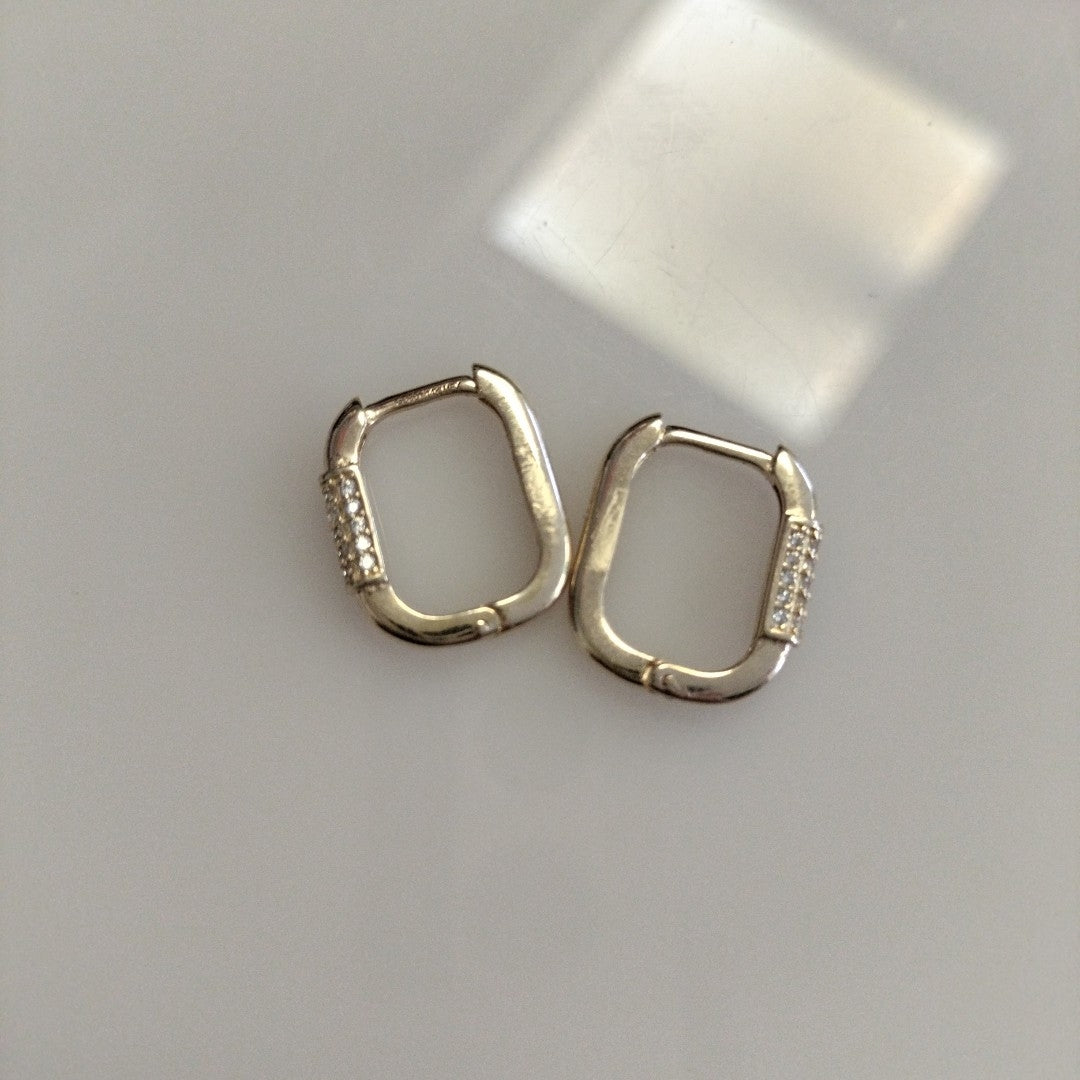 ARETES HUGGIES OVALADA C CIRCONIAS 14K 2.4 GR (NUEVO)