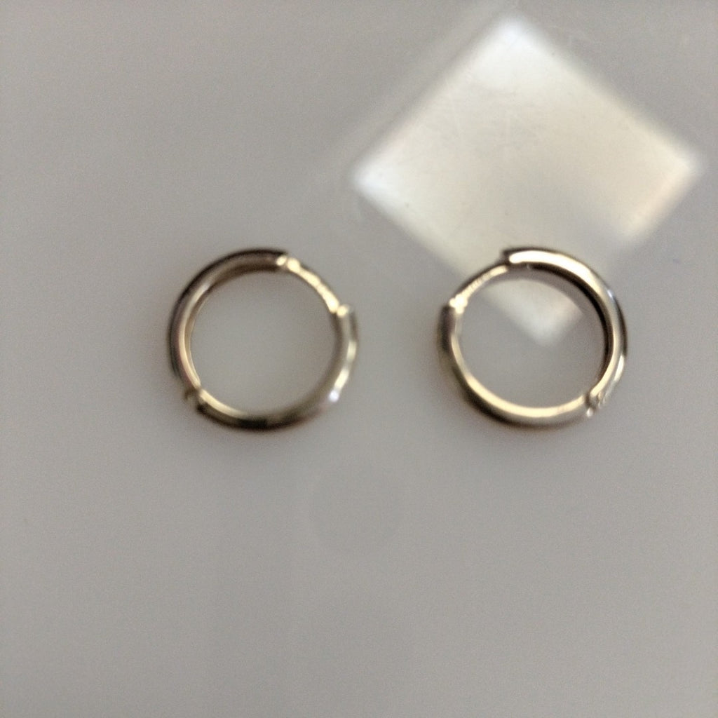 ARETES HUGGIES LISAS 14K 1.6 GR (NUEVO)