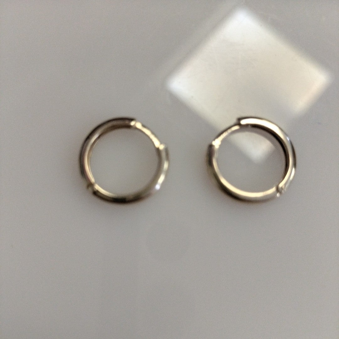ARETES HUGGIES LISAS 14K 1.6 GR (NUEVO)
