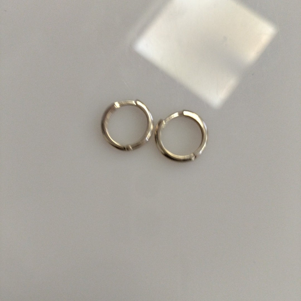 ARETES HUGGIES LISAS 14K 1.6 GR (NUEVO)