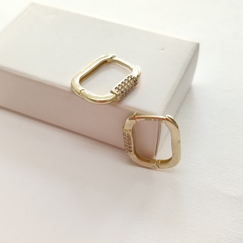 ARETES HUGGIES OVALADA C CIRCONIAS 14K 2.4 GR (NUEVO)