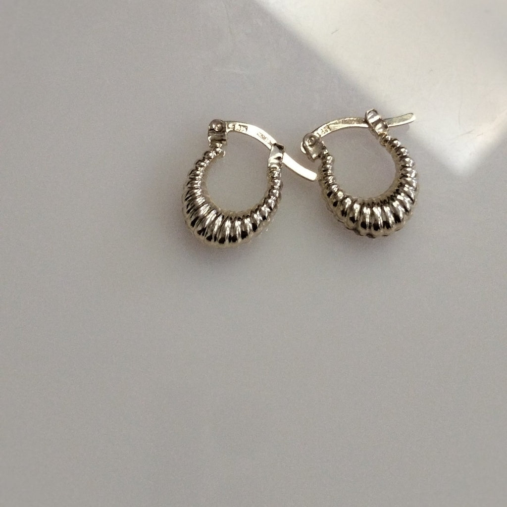 ARETES ARRACADA ESTRIADAS 14K 1.2 GR (NUEVO)