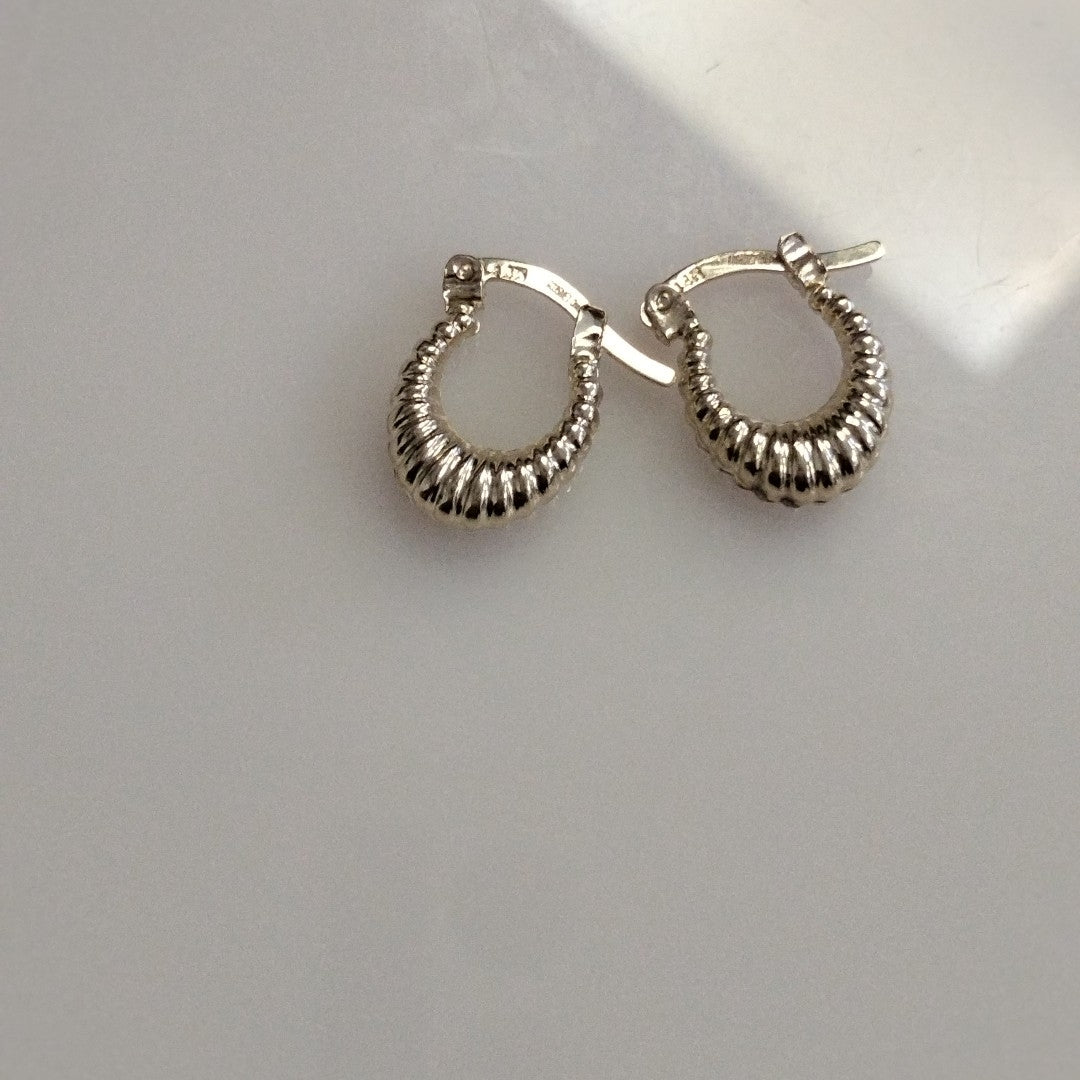 ARETES ARRACADA ESTRIADAS 14K 1.2 GR (NUEVO)
